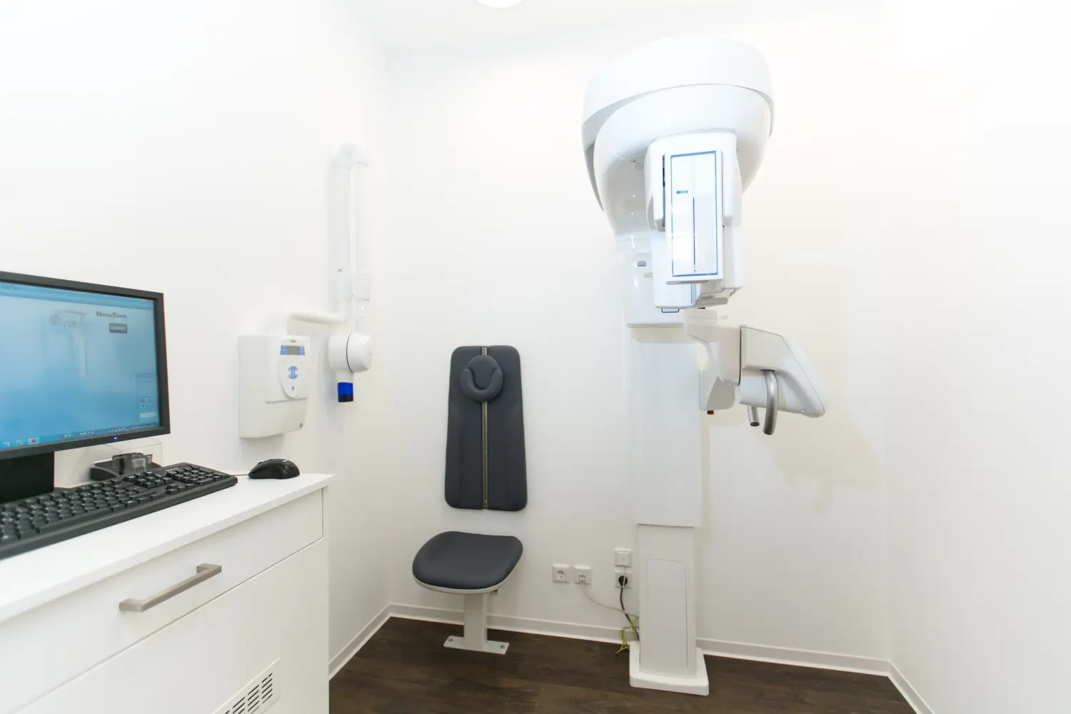 Behandlungszimmer mit 3D-DVT Röntgentechnik