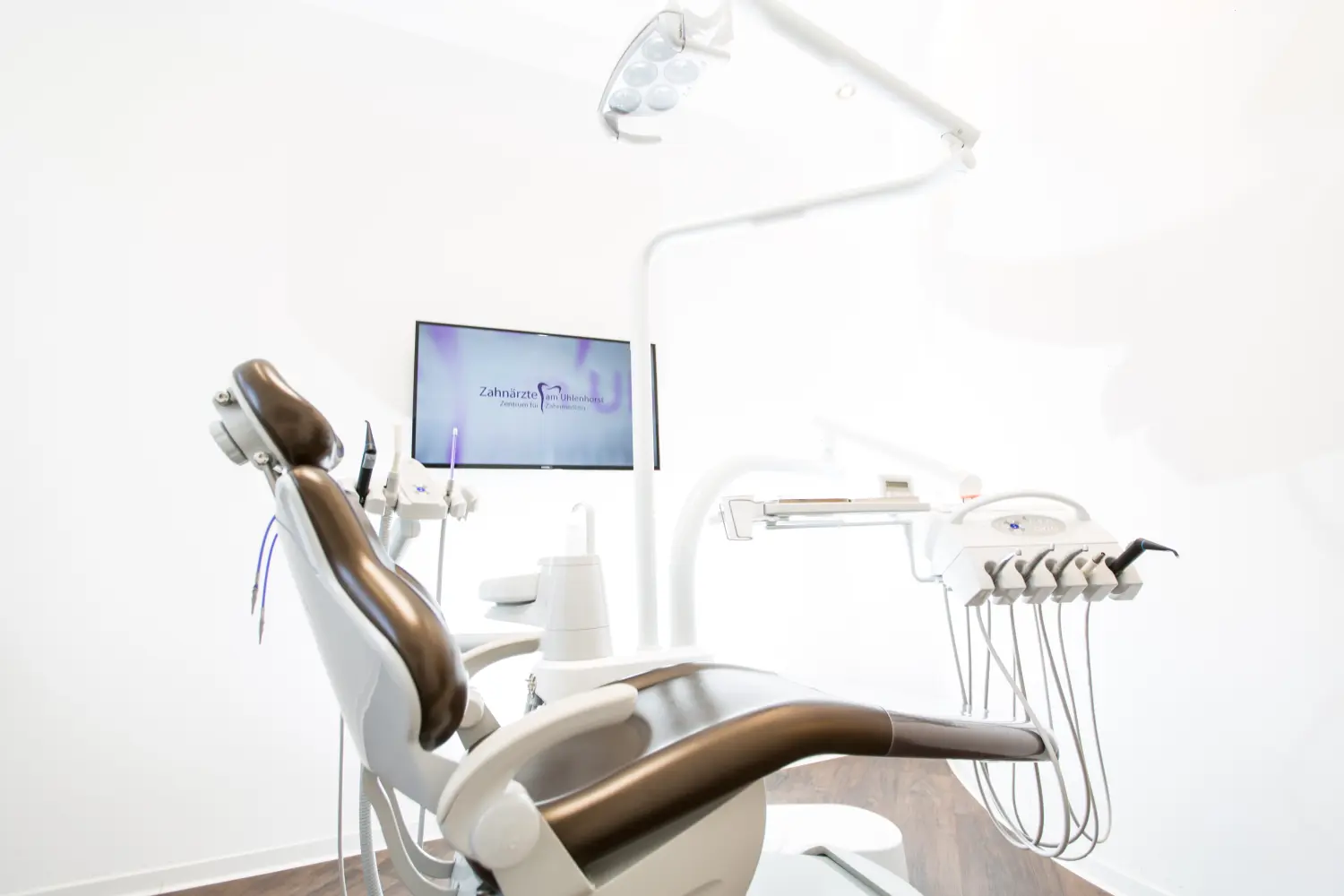 Modernes Behandlungszimmer der Praxis